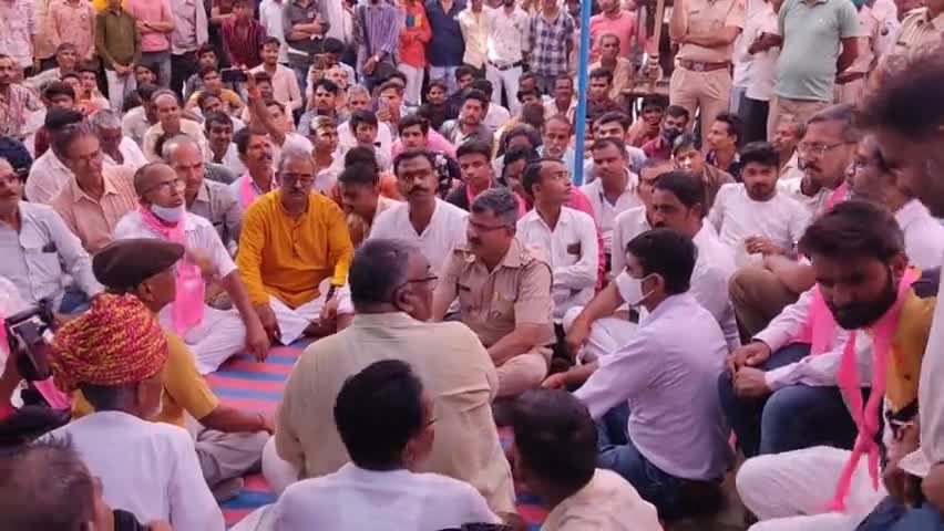 #भीनमाल में नर्मदा नीर को लेकर चक्काजाम आपातकालीन सेवाओ को छोड़कर पूरी तरह बंद रहा  रानीवाडा रोड एव रामसीन रोड ब्लॉक किये