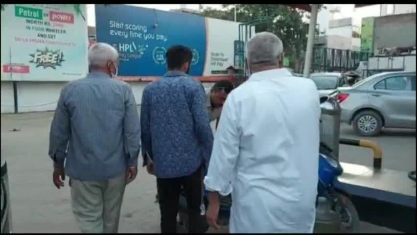 फरीदाबाद: पेट्रोल पंप कर्मचारियों ने एक युवक को मात्र ₹1 के विवाद के चलते पिट डाला..
#faridabad #petrolpump