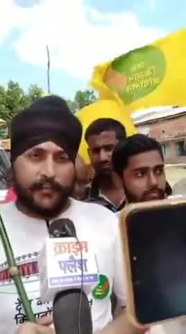 #भारत_बंद के दौरान #बिहार के #मुजफ्फरपुर में जय किसान आंदोलन के Manjeet Singh Thakral मीडिया में अपनी बात रखते हुए।