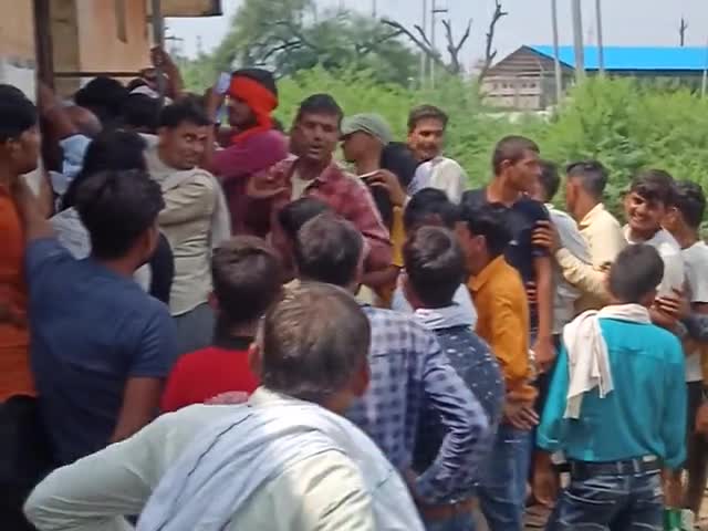 कैलारस: ﻿@﻿@﻿@#कैलारस सुसाइटी  में खाद नहीं दे रहे
जनता ज्यादा परेशान हैं﻿@﻿@##