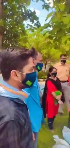 हुज़ूर: SGMH help desk ke logo ko mask Senetaiser & anaaj ka vitran huaa#covidvaccination #rewa#Sgmh#covid