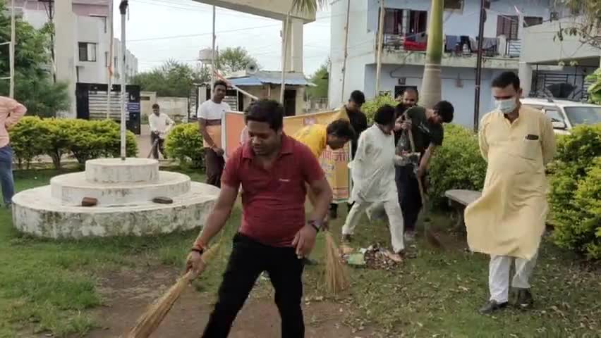 #सेवा_और_समर्पण_अभियान 
देश के सबसे लोकप्रिय प्रधानमंत्री श्री नरेंद्र मोदी जी के जन्मदिवस के उपलक्ष्य में भाजपा शहर मंडल बेमेतरा द्वारा वार्ड 11 में प्लास्टिक मुक्त  स्वच्छता जागरुकता अभियान चलाया गया!