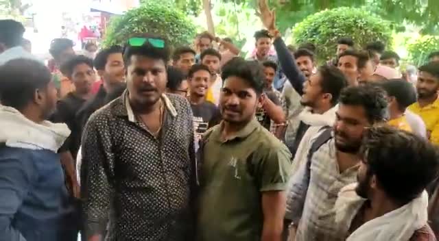 #खरगोन एडमिशन से वांछित रह गए, छात्र-छात्राओं के सम्मान में आवाज बुलंद की..!!

यूथ कांग्रेस एवं छात्र संगठन NSUI के नेतृत्व में कालेज प्रशासन एवं सरकार से मांग जल्द से जल्द 25% सीटे बड़ाई जाए..!!