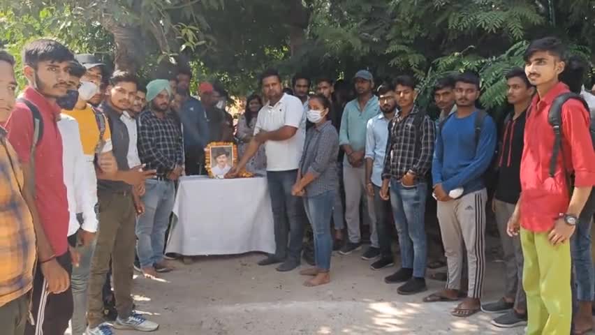 NSUI फरीदाबाद के कार्यकर्ताओं व छात्रों ने शहीद भगत सिंह जी की जयंती पर श्रद्धांजलि अर्पित की।।
#BhagatSinghJayanti