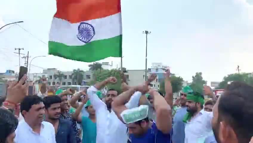 गौतम बुद्ध नगर: #अपना_हक_लेकर_रहेंगे नोएडा में किसान आंदोलन  युवा शक्ति ने अपना दिखाया जोश और होश अपना हक लिए बिना जाने वाले