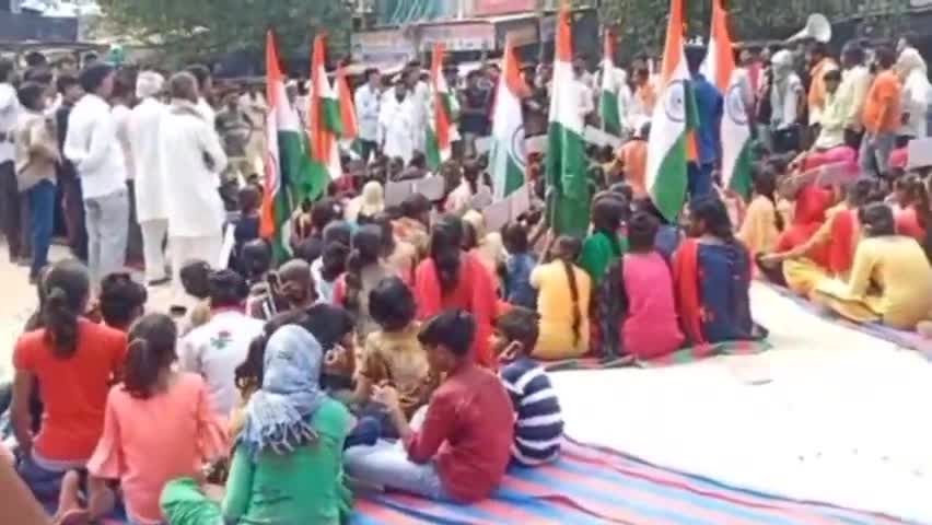 साहवा की बालिकाएँ बैठी धरने पर.. #साहवा #studentspower