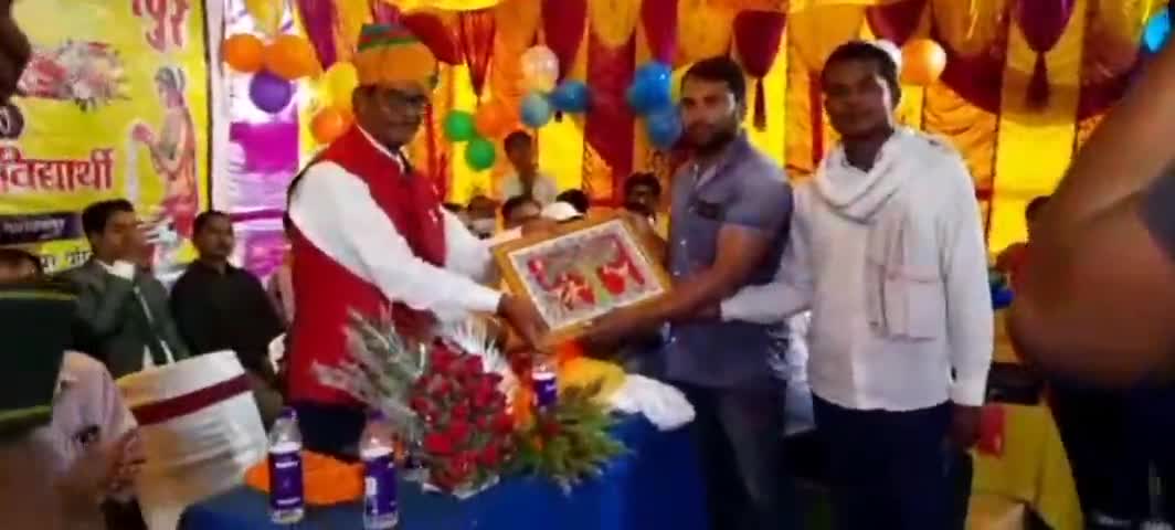 चिकित्सा पदाधिकारी के सेवानिवृत्त पर मंजूषा पेंटिंग देकर किया सम्मानितनिवेदक:-#पूनम सिंह(प्रत्याशी नारायणपुर जिला परिषद)