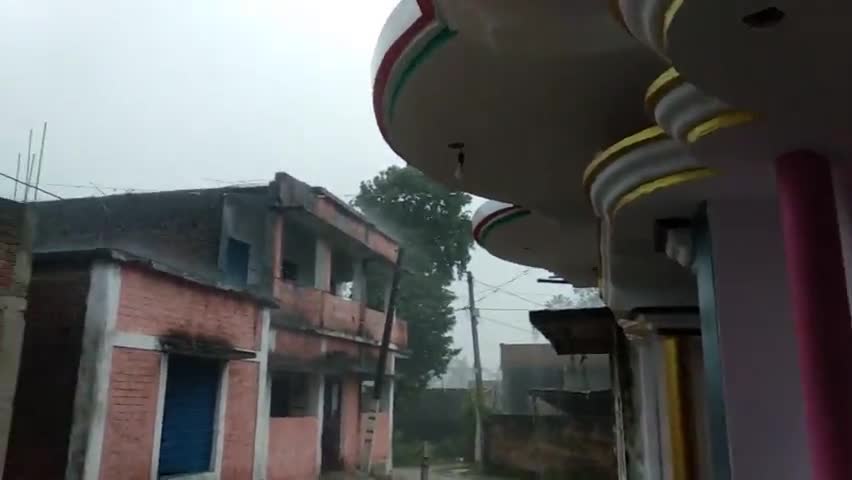 गोपालगंज: गोपालगंज " बसडीला वार्ड नं 03 में जोर से बारिश हो रही है । मौसम ने बदला मिजाज और सुरु हुई झमाझम बारिश।#raindrops