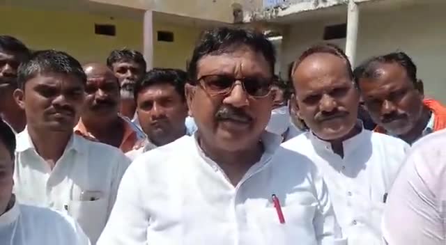 खरीदे हुए जनादेश वाली शिवराज सरकार के मंत्री #विजय_शाह ने साफ के बता दिया की,
"मान्धाता क्षेत्र से एक भी बूथ भाजपा ना जीते इसकी ज़िम्मेदारी मुझे मिली है"🤣