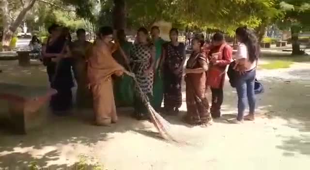 #bjputtarpradesh 
#swachhbharatabhiyan 
माननीय मोदी जी के स्वच्छ भारत मिशन के तहत झाड़ू लगा कर  स्वच्छता अभियान चला गया