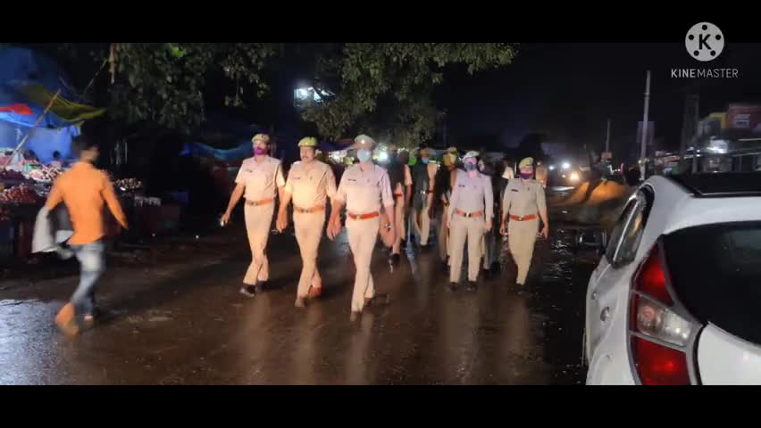 रात्रि पैदल गस्त एवं संदीप व्यक्तियों/वाहनों की चेकिंग।
#upppolice
﻿#upppolice