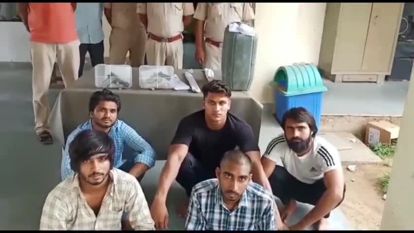 #मुंडावर। बैंक लूटने से पहले पुलिस के हत्थे चढ़े 5 शातिर बदमाश, बदमाशों से हथियार व देशी शराब सहित एक कार की जब्त