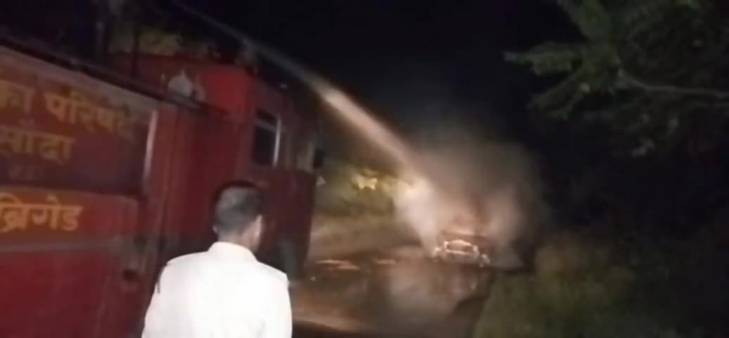 नटेरन: नटेरन थाना प्रभारी यूपीएस चौहान ने बताया गुरोद पर गाड़ी में लगी आग कैसे लगी यह अभी तक पता नहीं चल पाया और ना ही यह #पता