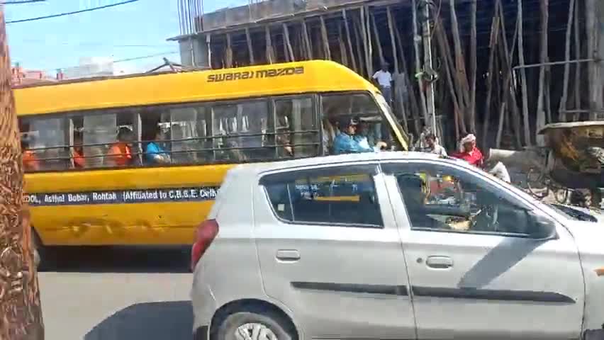 रोहतक: #bababalknath स्कूल की बस दुर्घटना ग्रस्त हुई जिसमें किसी को चोट नही लगी। 

लेकिन जाम लग गया #rohtak #accidential