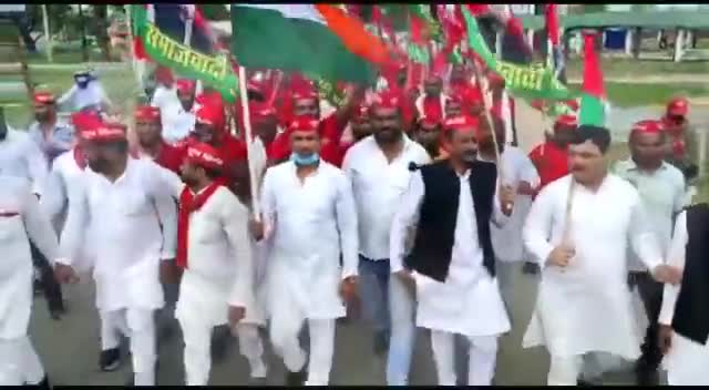 #क़ौमी_एकता_की_प्रतीक सरज़मी #बाराबंकी में #देवां से #महादेवा तक की #ऐतिहासिक "#मुलायम_सिंह_यूथ_ब्रिगेड_बाराबंकी" द्वारा #आयोजित "#समाजवादी_पद_यात्रा"