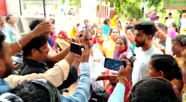 टिकारी: #टेकारी प्रखंड के  खनेटु पंचायत में अवैध वोटिंग से बनाया गया मुखिया  लोगो का आराेप जमकर हुआ प्रदर्शन।@