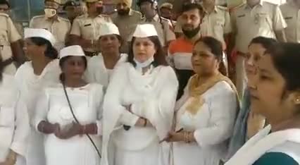 किसान जीतेगा, अहंकार हारेगा।

#KhooniDarpokBJP  #लखीमपुर_किसान_नरसंहार
#किसान_के_साथ_प्रियंका