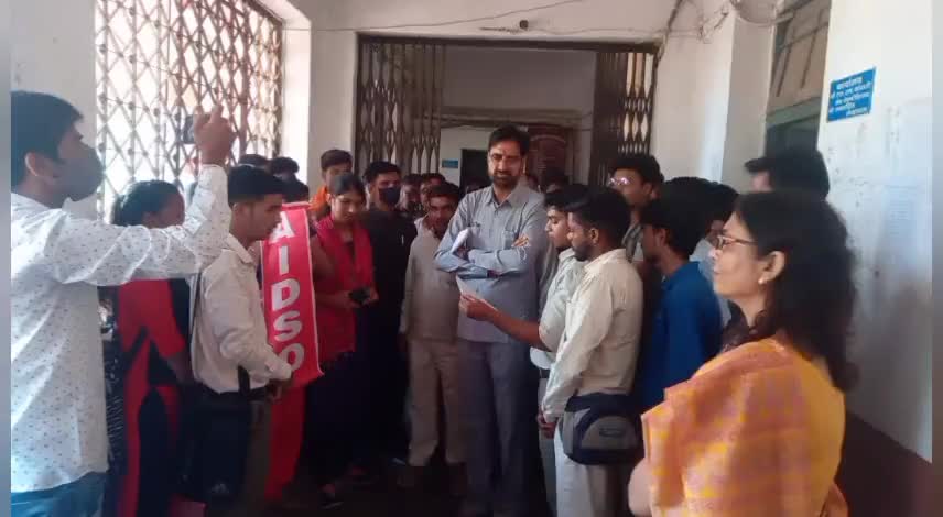 महाविद्यालय में व्याप्त समस्याओं को लेकर एआईडीएसओ ने सौंपा विधायक श्री जज्जी को ज्ञापन।
#AIDSO
अशोकनगर मध्यप्रदेश