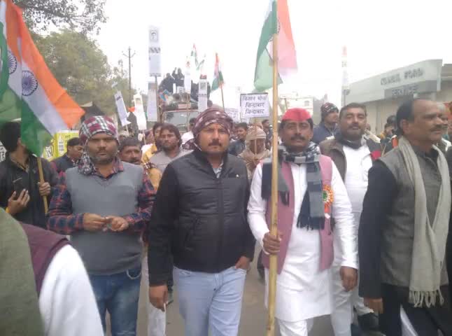 किसान देश का अन्नदाता है, किसान साल भर खून पसीना बहाकर देश के सभी लोगों को जीवित रखने के लिए अन्न उगाते हैं. #जय_किसान . #पुष्पेन्द्र_सिंह 

#शुभ_प्रभात