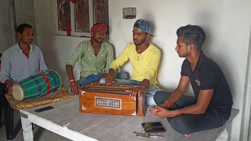 संत कबीर नगर धनघटा का यह लड़का अपनी आवाज से लोगों को बनाया दीवाना@#sureshraja  #pawan_lal_yada..@