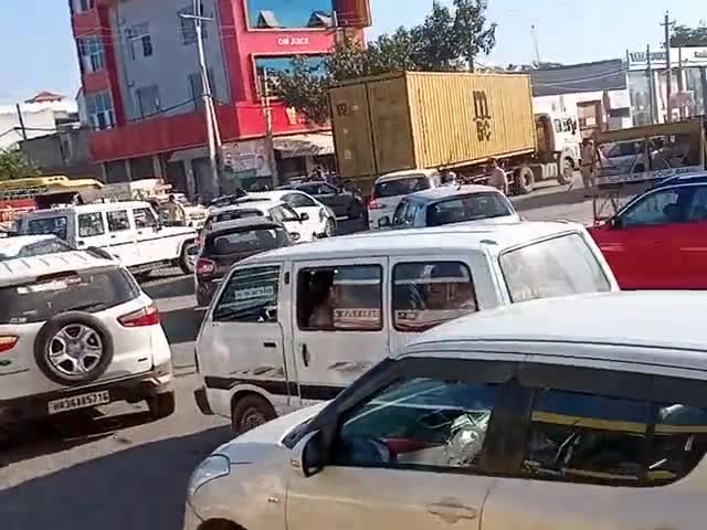 रेवाड़ी: रेवाड़ी अभय सिंह चौक पर कैफ़ी लम्बा जाम #रेवाड़ी #अभयसिंहचौक