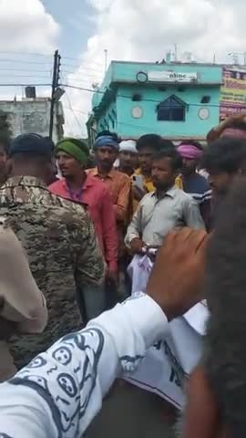 बीना: #लखीमपुर खीरी में #किसानों की बर्बर हत्या को लेकर बीना में किसानों ने किया #चक्काजाम । दिया राष्ट्रपति के नाम ज्ञापन ।