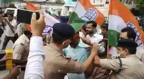 लखीमपुर खीरी में हुए किसानों के नरसंहार एंव उसके बाद प्रशासन के रवैये के खिलाफ आज हल्द्वानी में #भाजपा_सरकार का #पुतला_दहन कर #हल्द्वानी_कोतवाली में काली गिरफ़्तारी दी !