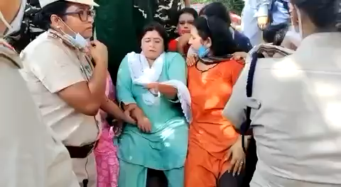 जब जब योगी डरता है पुलिस को आगे करता है।
ना हमें डरे ना डरेंगे, हम राहुल गांधी जी की फोझ है हार नही मानेगे।
#लखीमपुर_किसान_नरसंहार