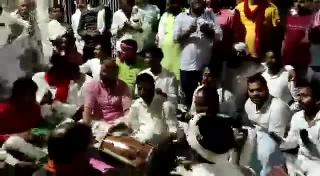 जब रात 12 बजे #चन्दौली
#डीएम_कार्यालय में #समाजवादी का #हरिकीर्तन 
 किसके दबाव में रात 1 बजे पत्रक लेने आये डीएम