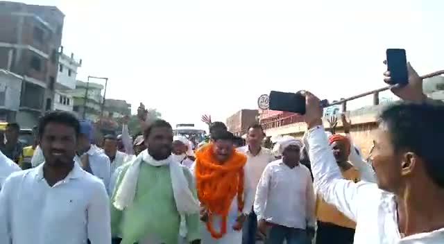 मोहनिया: #मोहनिया भाग 1 के जिला परिषद प्रत्याशी प्रमोद कुमार सिंह पूर्व चेयरमैन आज नामांकन के बाद जनता में उत्साह देखने को मिला@