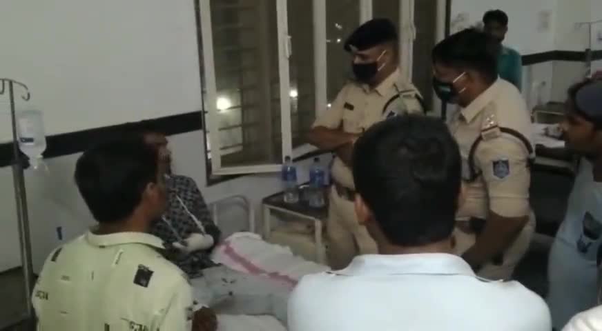 छतरपुर नगर: छतरपुर से पन्ना रोड पर #कोचिंग में #छात्र_ने_छात्र पर किया #छुरा_से_हमला #हालत_गंभीर जिला अस्पताल में भर्ती।