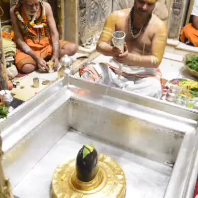 आज दिनाँक 06-10-2021 को श्री काशी विश्वनाथ मंदिर के मंगला आरती के दर्शन।

#ShriKashiVishwanath #Shiv #Mahadev #Baba
