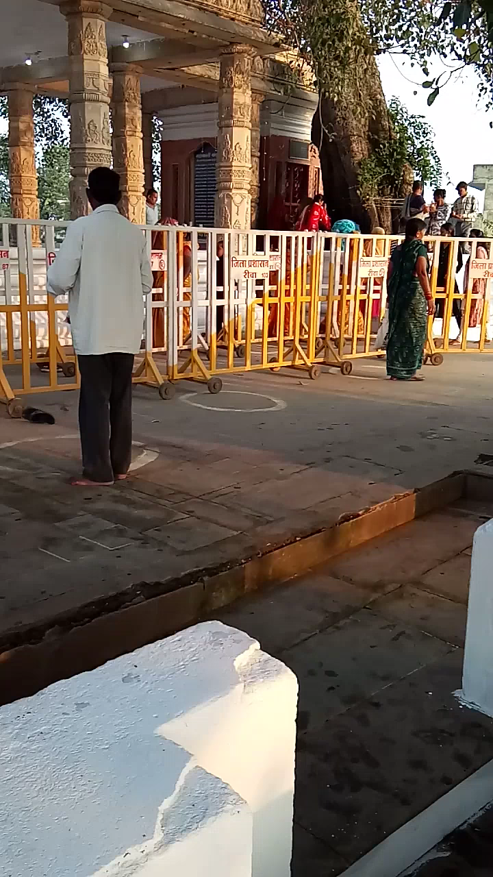 हुज़ूर: नवरात्रि के पहले दिन रानी तालाब मां काली मंदिर में ।  लगा भक्तो का ताता। covid 19 सख्ती से पालन #navratri2021