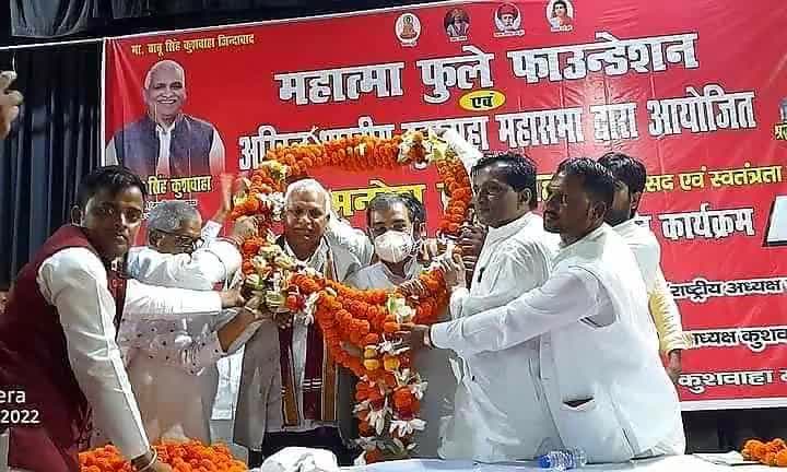 दो दिग्गजों ने मंच किया साजा लखनऊ में  ...
#स्वर्गीय_रामनरेश_कुशवाहा जी की पुण्यतिथि कार्यक्रम 
मुख्य अतिथि..... 
#माo_बाबू_सिंह_कुशवाहा_जी
#मा०_उपेंद्र सिंह कुशवाह पूर्व #केंद्रीय_मंत्री#
 #राष्ट्रीय_अध्यक्ष_जन_अधिकार_पार्टी ।