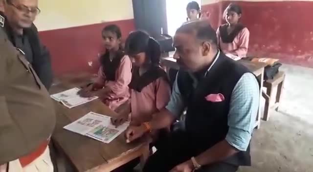 80000 वेतन वाले शिक्षिका को किताब पढ़ने नहीं Aata he
#bihar #biharb#biharreakiingnews 
#bihar_sarkar #news #todaynews