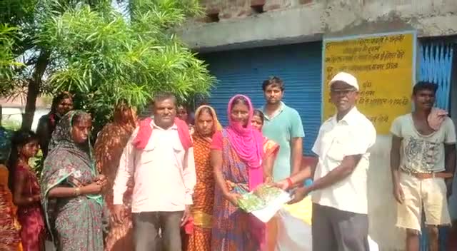 #सोना-सोबरन योजना के तहत बी मोड़ स्थित PDS दुकान पर धोती, साड़ी और लुंगी वितरित किया गया।
#palamu #garhwa #jharkhand