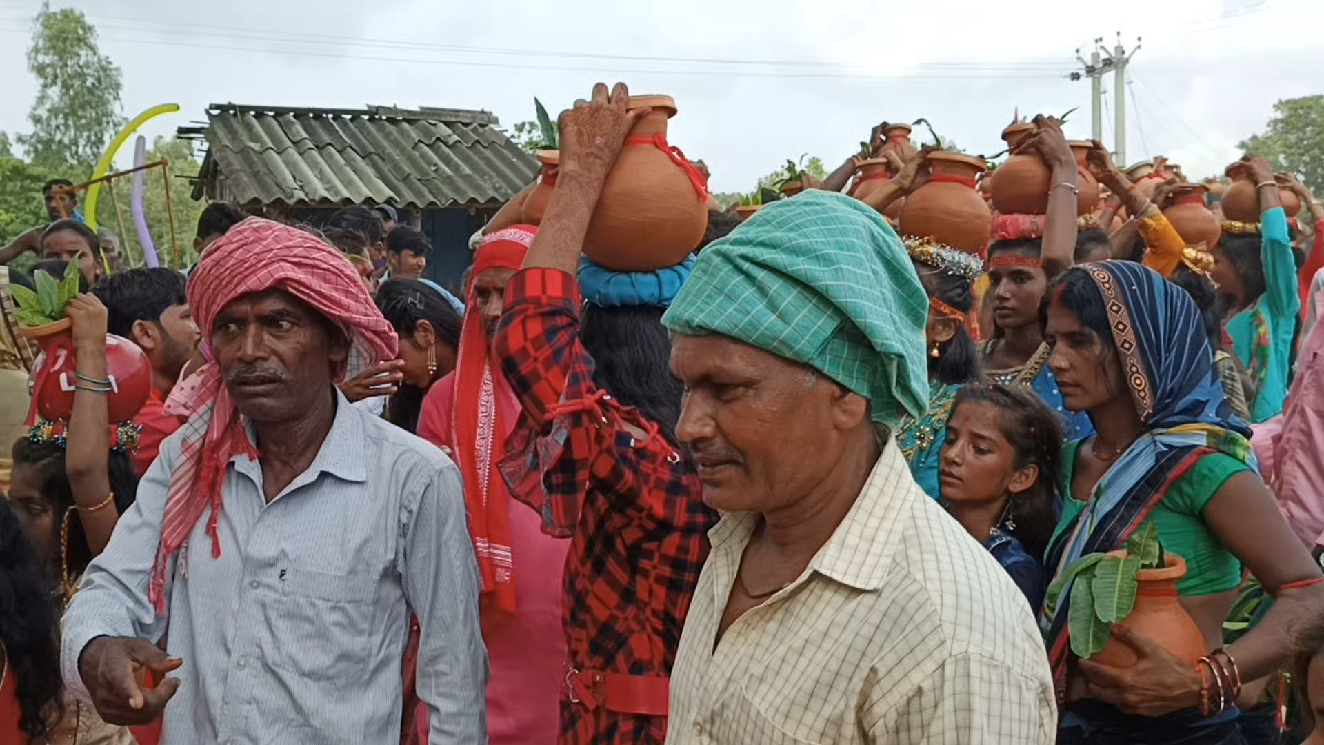 हरलाखी: श्री श्री 108 श्री दुर्गा पूजा समिति गंगौर  कलश शोभा यात्रा में शामिल कन्या कुमारी साथ समाज के सभी समनित सदस्य गण
#ar