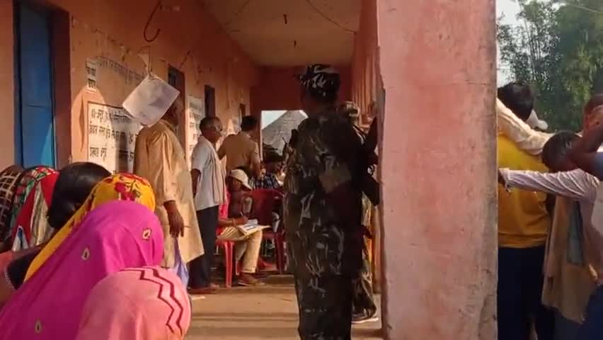 जमुई: अमरथ पंचायत के लगभग हर एक बूथ पर इसी तरह का लंबा लाइन देखने को मिल रहा है वोटर इस बार जागरूक हैं।#panchayatchunavup