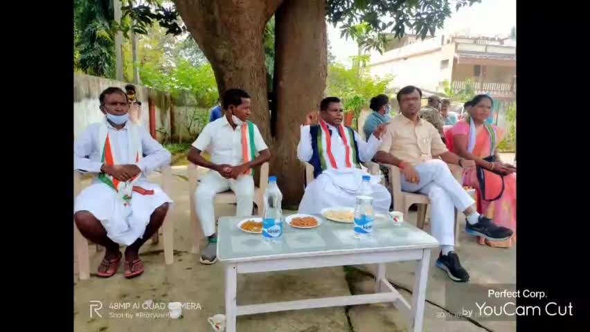 #बस्तरप्रवास के दौरान उद्योग,आबकारी मंत्री #श्रीकवासीलखमा के साथ #सुकमा जिले के #तोंगपालपंचायत आये बस्तर सांसद दीपक बैज।