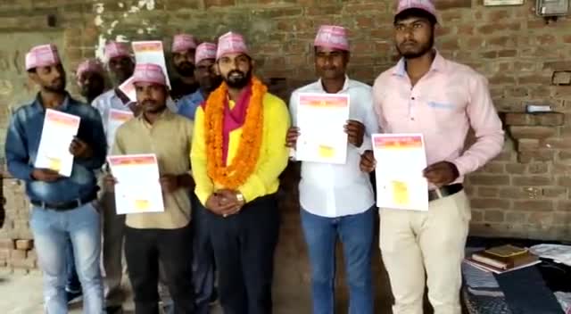मिशन_2022
#वीर_तुम_बढ़े_चलो_धीर_तुम_बढ़े_चलो_सामने_पहाड़_हो_सिंह_की_दहाड़_हो 
#वोट_हमारा_राज_तुम्हारा_नहीं_चलेगा
