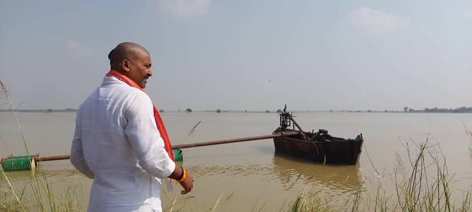 बङहिया मोकामा टाल क्षेत्र की किसानों के दर्दों को कम करने व हर वर्ष की भांति आज माननीय मुंगेर के लोकप्रिय विकास पुरूष सांसद  श्री #ललन_बाबू द्वारा मुङवरिया सुरजीचक मुहाने पर ड्रोजर मशीन से  #रबि फसल ससमय बुआई के लिए जलनिकासी का सफल प्रयास ज