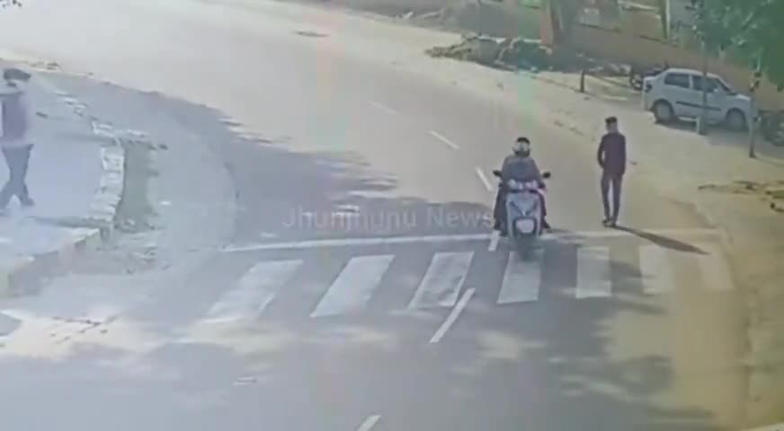 झुंझुनूं कलेक्टरेट सर्किल के पास से बाईक चोरी 
चोरी की वारदात सीसीटीवी में कैद #Jhunjhunu #jhunjhununews #jhunjhununewz