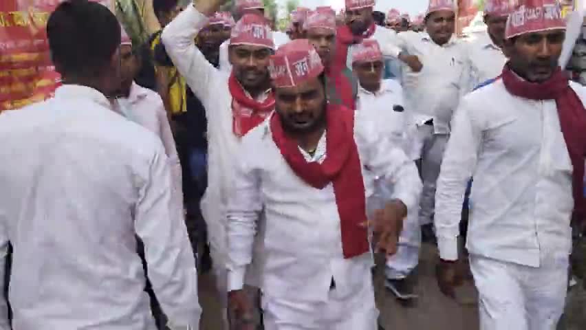 सबर कर बन्दे मुसीबत के दिन भी गुज़र जायेंगे,
           हसी उड़ाने वालो के भी चेहरे उतर जायेंगे !
काफिला बुद्धनगरी #कुशीनगर
#bhagidarisankalpmorcha 
#UPElections2022 
#JanAdhikarParty