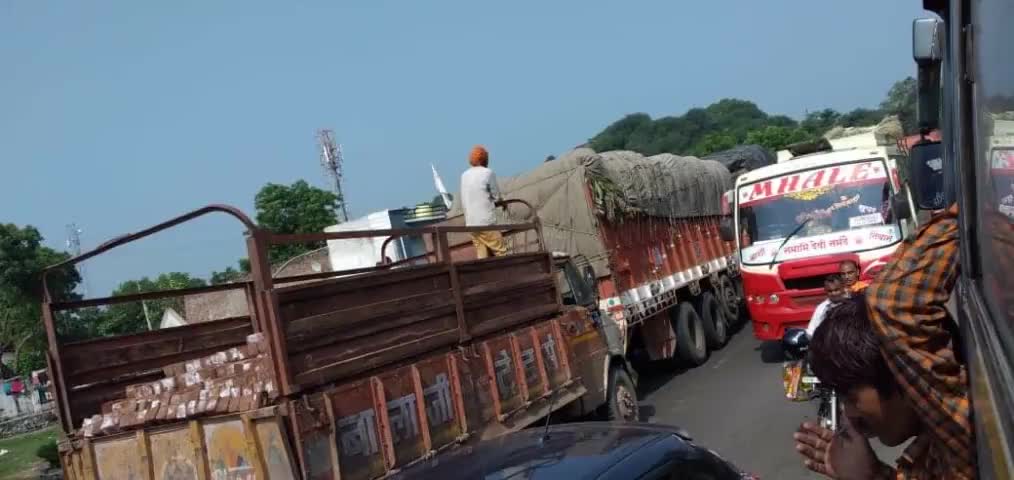 #खण्डवा

इंदौर- इच्छापुर मार्ग पर मोरटक्का रेलवे गेट के निकट बड़ा जाम, दोनों तरफ लगी वाहनों की लंबी कतार।