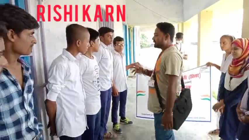 आजादी के अमृत महोत्सव पर हाई स्कूल के छात्रों से स्वच्छता पर बातचीत। #rishikarn #cleanindia #nyksmadhubani #madhubani