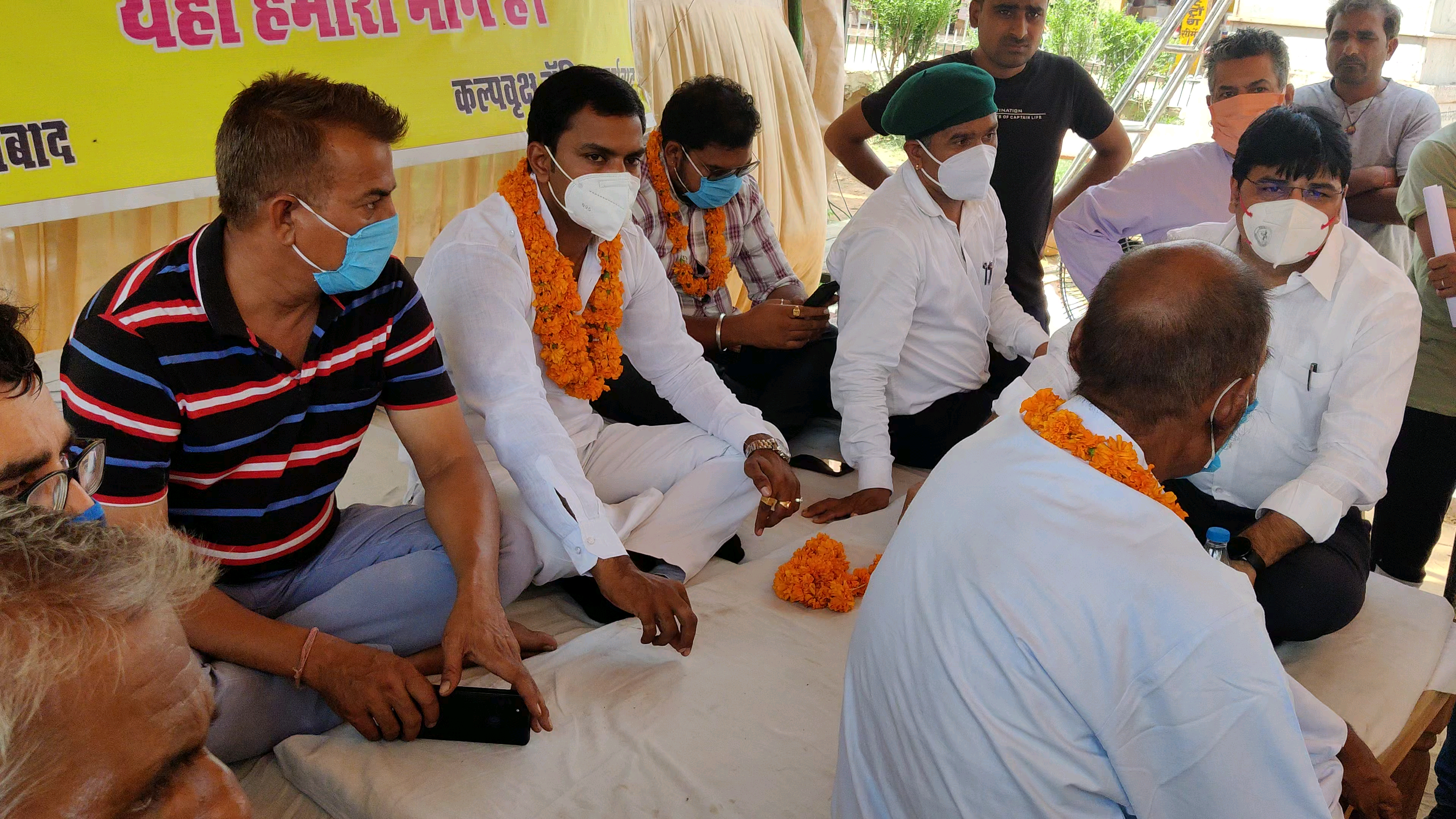 आमरण अनशन कर रहे #अनिल_पायल #सीएमएचओ_छोटे_लाल_गुर्जर_झुंझुनू पहुंचे धरना स्थल पर