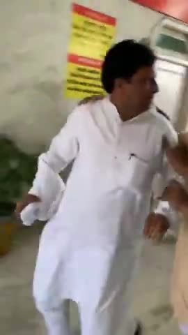 भाजपा और जाजपा के नेताओं को गुरूद्वार से किसानों ने पीट पीट भगाया।
#anilparmar #anilparmar