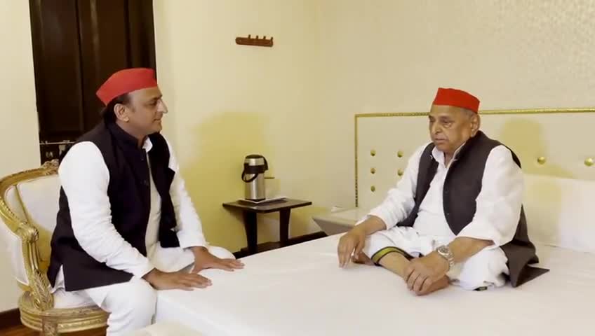 पिता के लिए पुत्र सदैव श्रवण कुमार, स्वरूप ही होता है!
समाजवादी विजय यात्रा से पहले आदरणीय #राष्ट्रीय_अध्यक्ष श्री #yadavakhilesh जी ने लिया माननीय परम् श्रद्धेय आदरणीय    #नेता_जी का आशीर्वाद....बड़ों का हाथ... युवा का साथ
#विजय_यात्रा जय