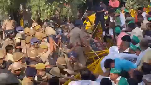 नोएडा मे किसानो पर लाठीचार्ज किया गया जिसमें कई किसानो की हड्डी फैक्चर भी हो गयी यह सरकार की नाकामी दर्शाताहै जिसने लाठीचार्ज का आदेश दिया सरकार तुरंत बर्खास्त करे।
#अपना_हक_लेकर_रहेंगे