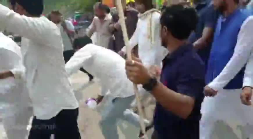तेज प्रताप की नंगे पांव पद यात्रा, समर्थकों ने बिसलेरी से भिंगो दी सड़क! 
#Bihar #Patna #तेजप्रताप #tejpratap #Arw
